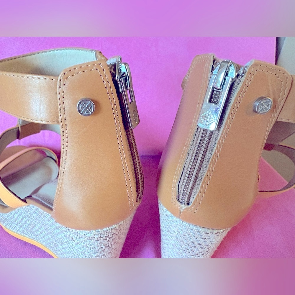 Antonio Melani Tan Leather Wedge T Strap Wedge Sandal Size 7 - Picture 12 of 14